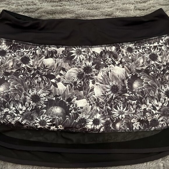 Lululemon Hotty Hot Skirt *4-way Stretch
Flowabunga Black Angel Wing / Black 8 - Picture 1 of 7